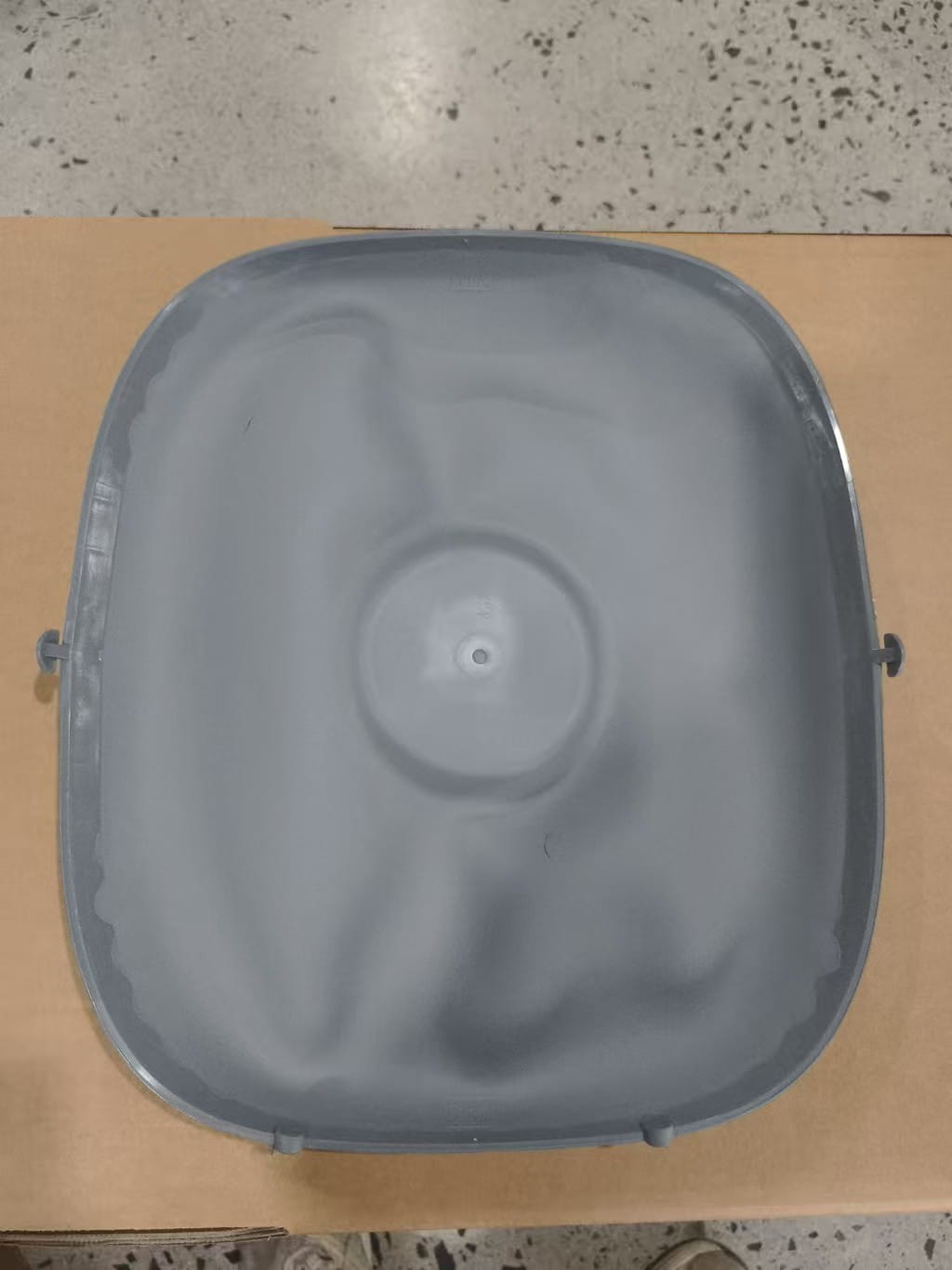 plaque de silicone de remplacement grise avec une indentation circulaire centrale, pour la boîte à litière pour chat Tonepie, vue de dessus