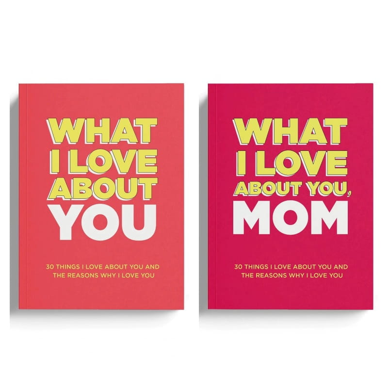 Deux livres « fill in love » à couverture rigide intitulés « what i love about you » et « what i love about you mom » avec une typographie moderne audacieuse sur des couvertures rose vif, conçus pour des cadeaux pour maman et papa.