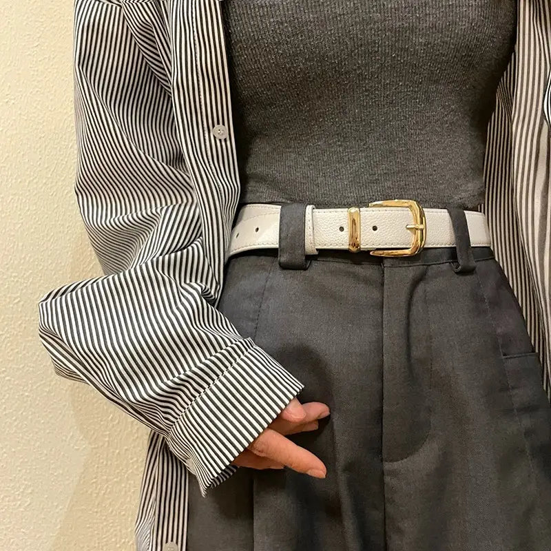 Ceinture en cuir blanc avec boucle à tons dorés, conçue comme accessoire décontracté pour les femmes, avec une matière en PU et adaptée aux jeans.