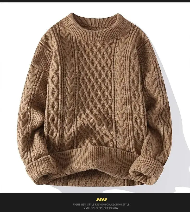 Ein gemütlicher Herren-Cardigan-Lockenstrick-Sweater in Camel-Farbe mit kunstvollen geflochtenen Mustern und gerippten Bündchen, entworfen als lässiger Winterpullover.
