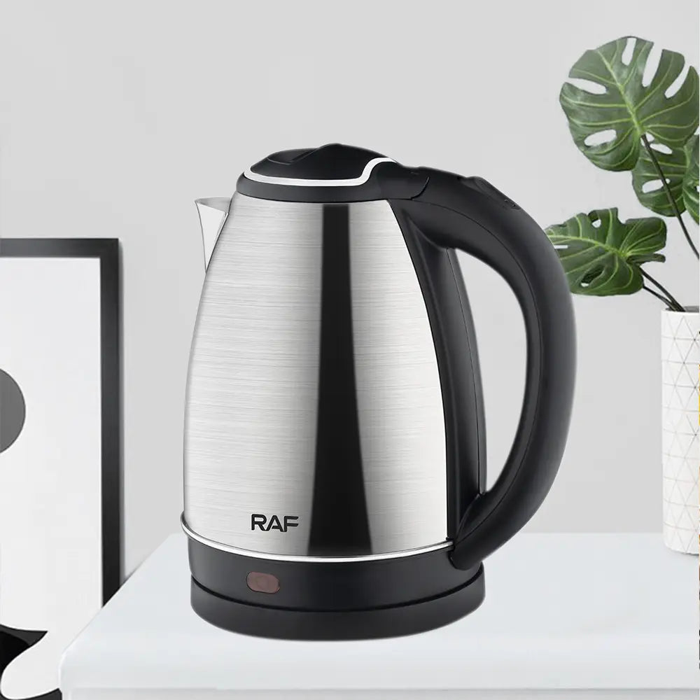 Edelstahl-Elektro-Wasserkocher 2 l 1500 W mit schwarzem Kunststoffgriff und Basis; mit schlankem, gebürstetem Finish sowie dem raf-Markensymbol an der Seite.
