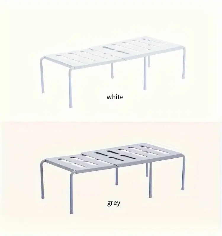 Porte-chaussures réglable en métal blanc et gris et plastique, avec dessus à lattes et organisateur de rangement à plusieurs niveaux pour une organisation efficace des chaussures.