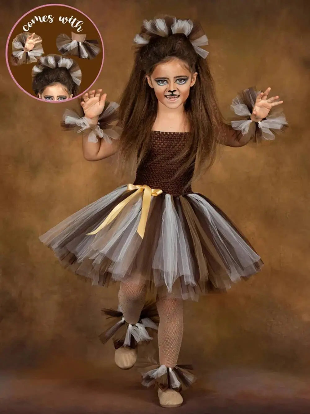 Disfraz de vestido de tul tipo falda con volantes escalonados para niña pequeña con temática de león-jungla, que presenta capas de tul marrón y gris, con un cinturón de cinta amarilla y accesorios de tela a juego, visto desde el frente, para una temática de bruja o monstruo de Halloween