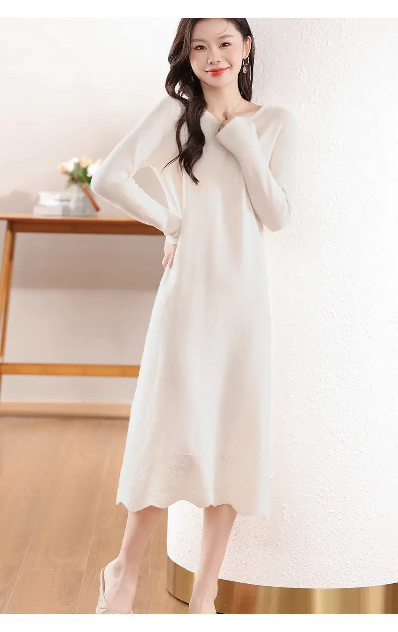 Ein weiches Wollstrickkleid in Off-White mit langen Ärmeln und gesäumter Volantabschlusslinie.