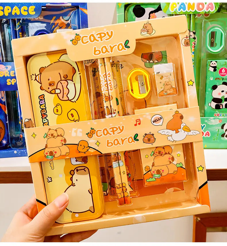 Kinder-Kinderzeichentrick-Schreibwaren-Set für Schulbedarf-Geschenke mit einem niedlichen gelben Schulbedarf-Geschenkset im Cartoon-Thema mit Bärendesign, Pastellakzenten und als Copy Bara gebrandet.