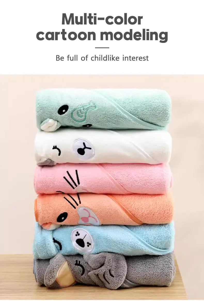 Stapelhöhe aus weichen, mehrfarbigen Plüsch-Tier-Baby-Badetüchern mit Kapuze und bestickten Cartoon-Tiergesichtern.