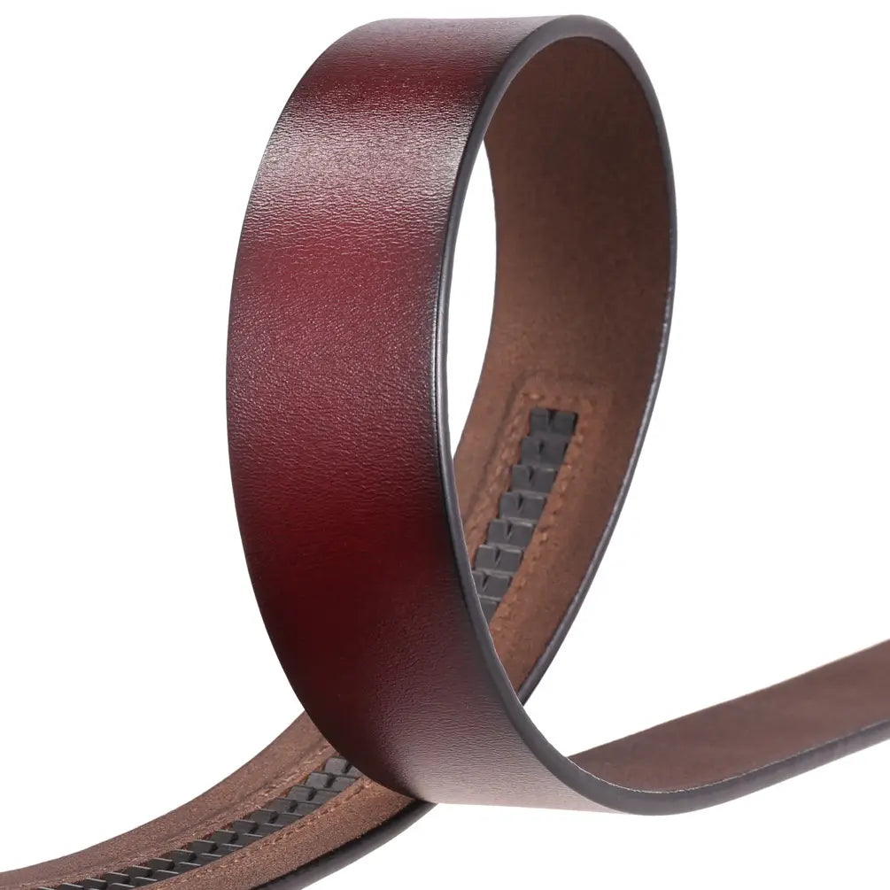 Une ceinture en cuir à cliquet pour homme en bordeaux riche avec une sangle sans trous de 3,5 cm de large, présentant une surface lisse légèrement texturée et des surpiqûres visibles le long des bords.
