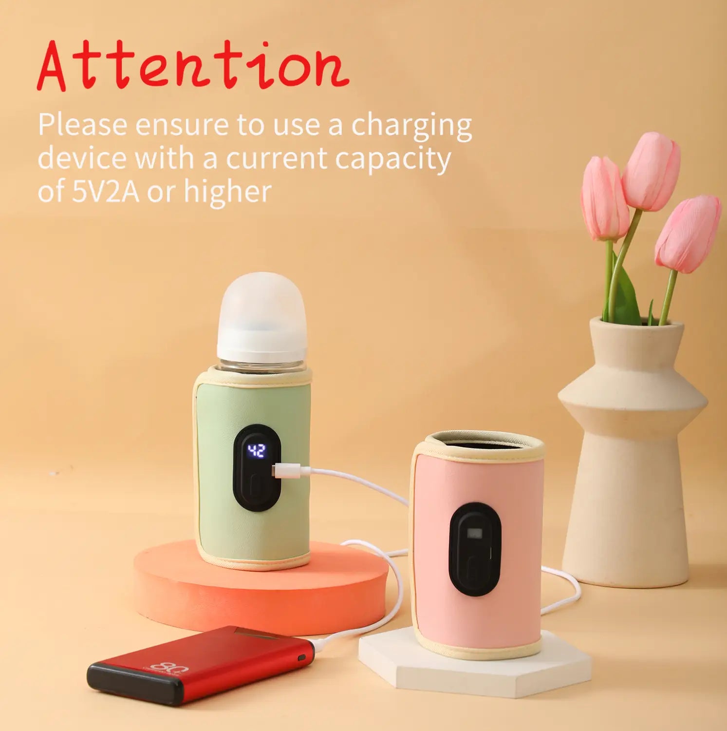 Pastellgrüne und rosafarbene, tragbare USB-Babyflaschenwärmer mit digitalen Anzeigen, ausgelegt für die elektrische Erwärmung von Babyflaschen.