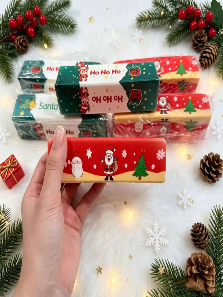 Jouet antistress tout doux de type barre de beurre à relâchement lent de Noël rouge et or, représentant le Père Noël, des flocons de neige et des sapins, imprimés sur sa surface