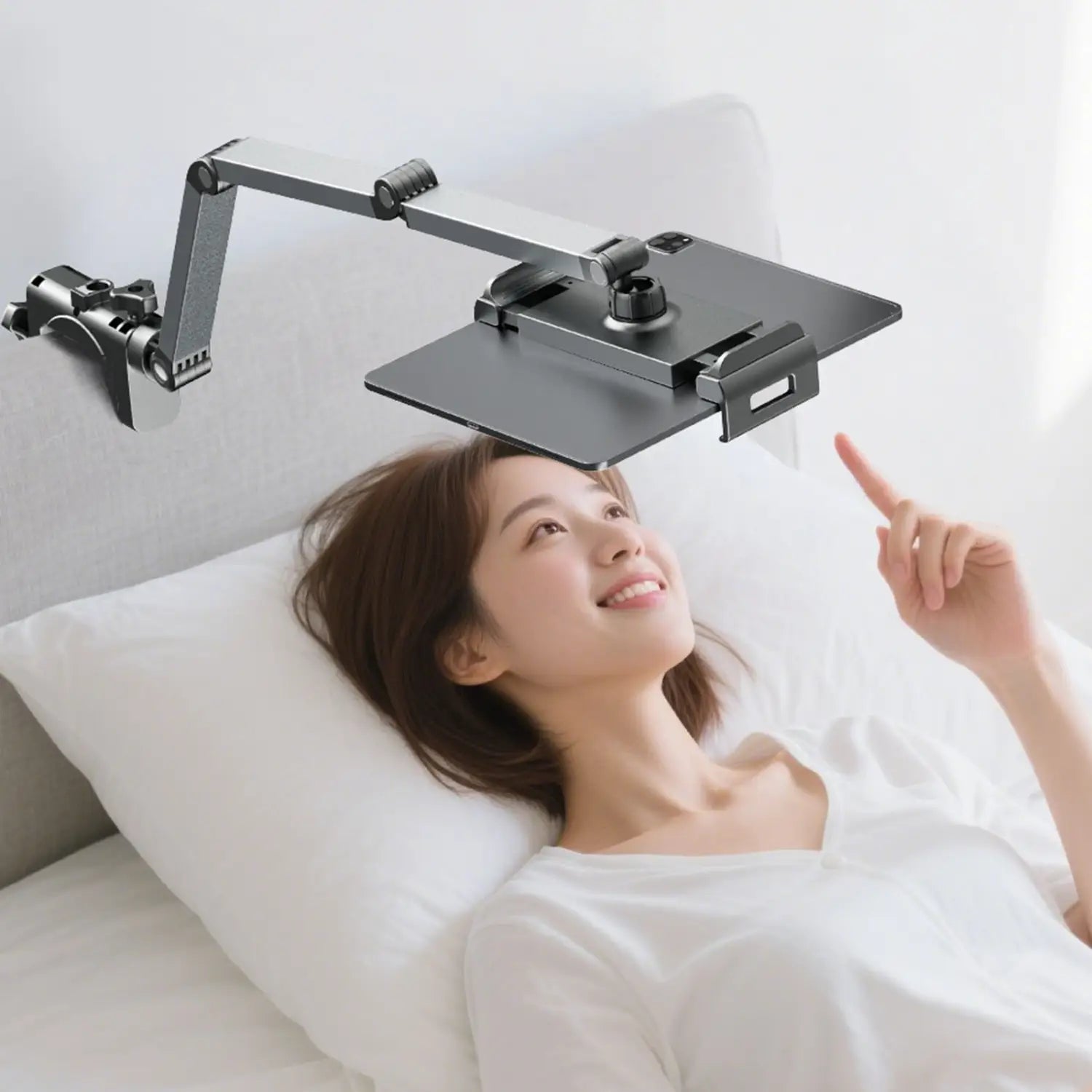 Eine elegante, matte schwarze Aluminium-Tablet-Tischhalterung mit gelenkigen Armen und 360°-Drehung, mit einem Klemmsystem zur Wandmontage.