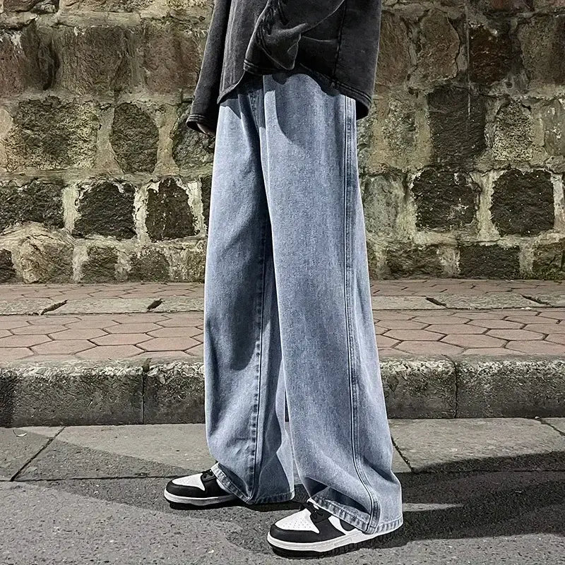 Jeans à jambes larges en denim à lavage clair pour hommes, avec une silhouette ample et décontractée à jambe droite, adaptée au streetwear coréen.