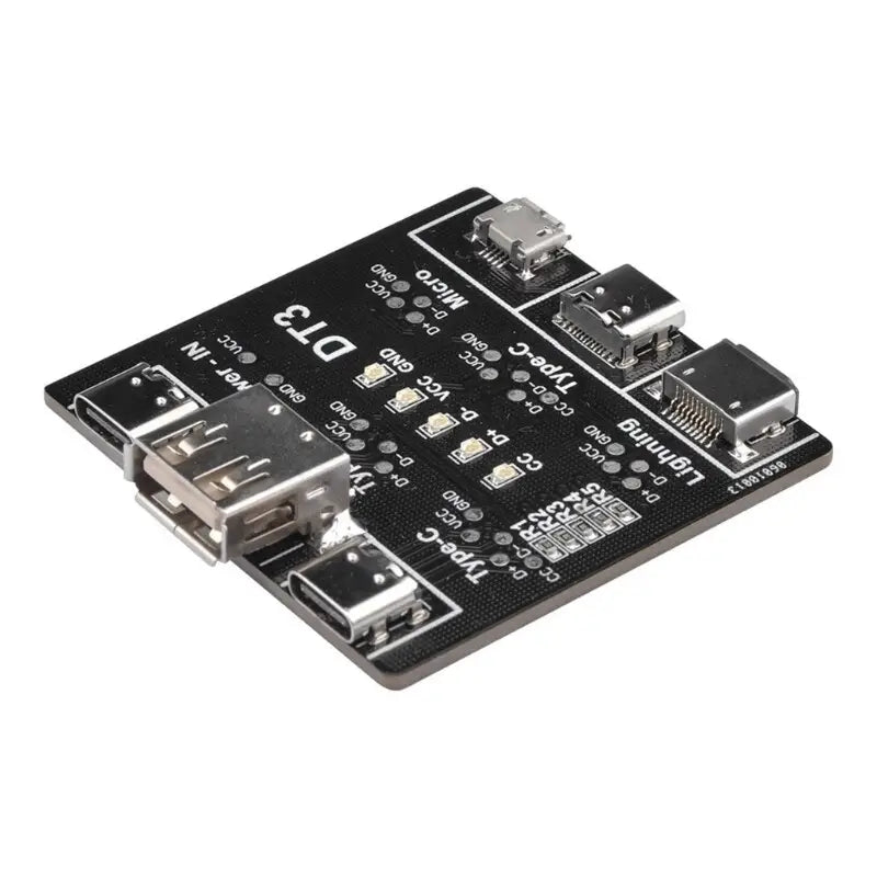Schwarze rechteckige USB-C-Kabeltester-Adapterplatine mit Typ-A-, Micro-USB- und Lightning-Anschlüssen für das Testen mobiler Geräte