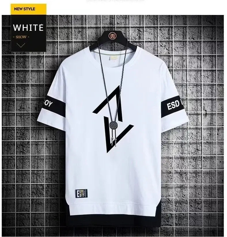 Weißes Herren Kurzarm-Graphic-Tee mit schwarzem geometrischem Design und ESD-Text auf den Ärmelbändern, an einem Bügel präsentiert, als Streetwear-Sommeroberteil.