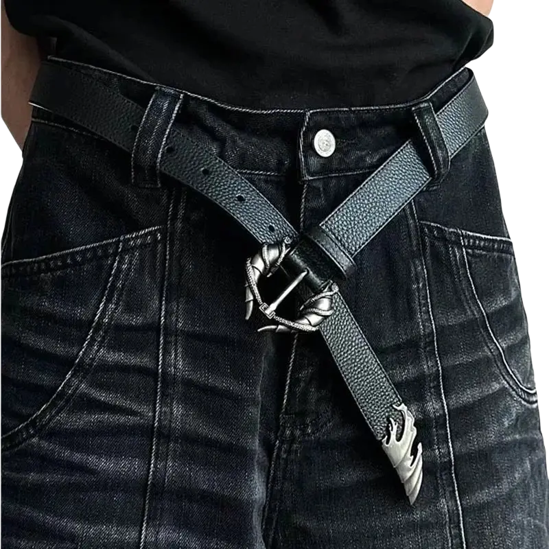 Cinturón de cuero negro con superficie texturizada, con una hebilla tipo garra con acabado en tono plateado y punta a juego con patrón de llamas, mostrado desde el ángulo frontal.