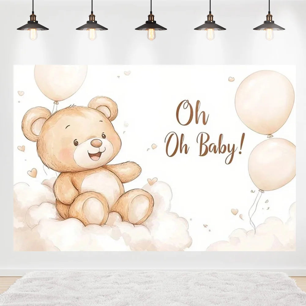Eine sanfte beiger Teddybär-Illustration mit rosigen Wangen und einem lächelnden Gesicht, die auf flauschigen weißen Wolken sitzt, auf einem Teddybär-Babyduschen-Fotografie-Hintergrund.