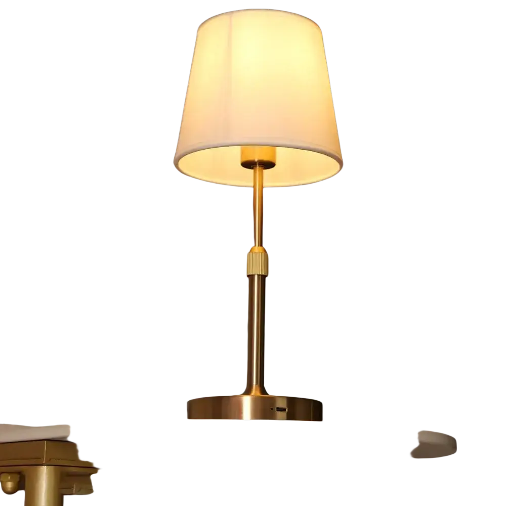 Plissierte Messing-Touch-Tischlampe mit goldfarbener Ausführung und einem weichen cremefarbenen Stoffschirm, von vorn dargestellt.