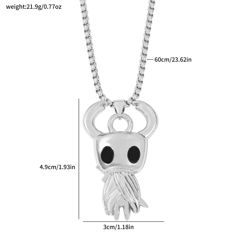Collier de jeu en pendentif de chevalier creux argenté, présentant une conception texturée de barbe avec des détails d’yeux noirs
