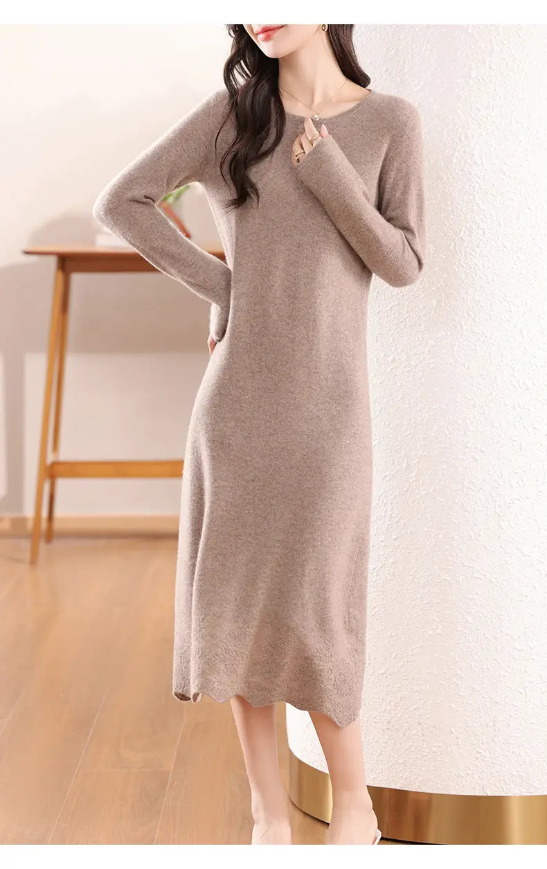 Ein weiches beiges Wollstrickkleid mit langen Ärmeln und gesäumter Volantabschlusslinie.