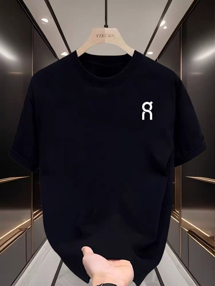Camiseta deportiva de verano unisex negra con mangas cortas y un logotipo minimalista blanco en el lado izquierdo del pecho, diseñada para ropa deportiva.