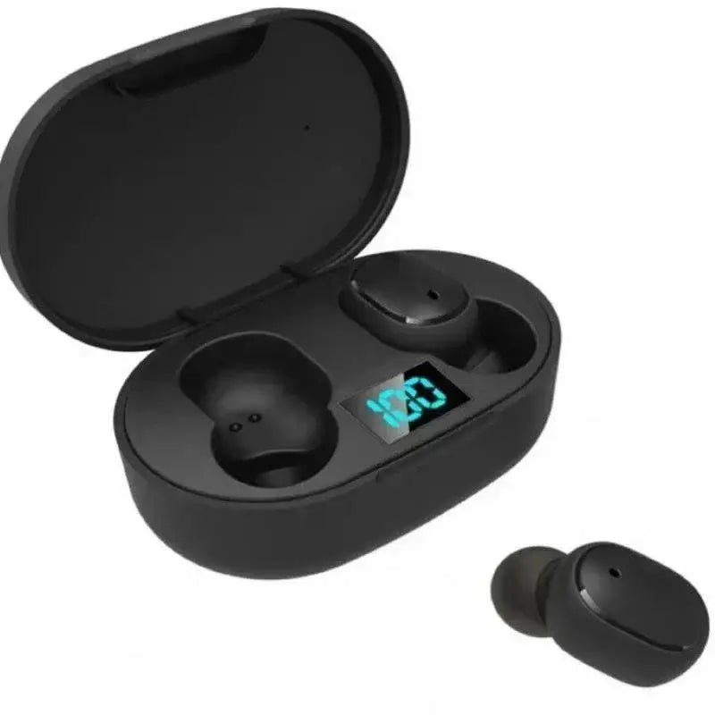 Schwarze Wireless-Ohrhörer mit einer eleganten ovalförmigen Ladehülle, die eine digitale Anzeige mit Akkustand für E6s-Wireless-Bluetooth-Ohrhörer aufweist.