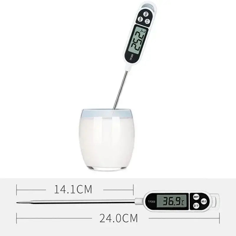 Weißes digitales Fleischthermometer mit Edelstahlfühler und schwarzen Tasten, das Temperaturanzeigen auf dem Display für den Einsatz als Sofortanzeige für Lebensmittelthermometer zeigt.
