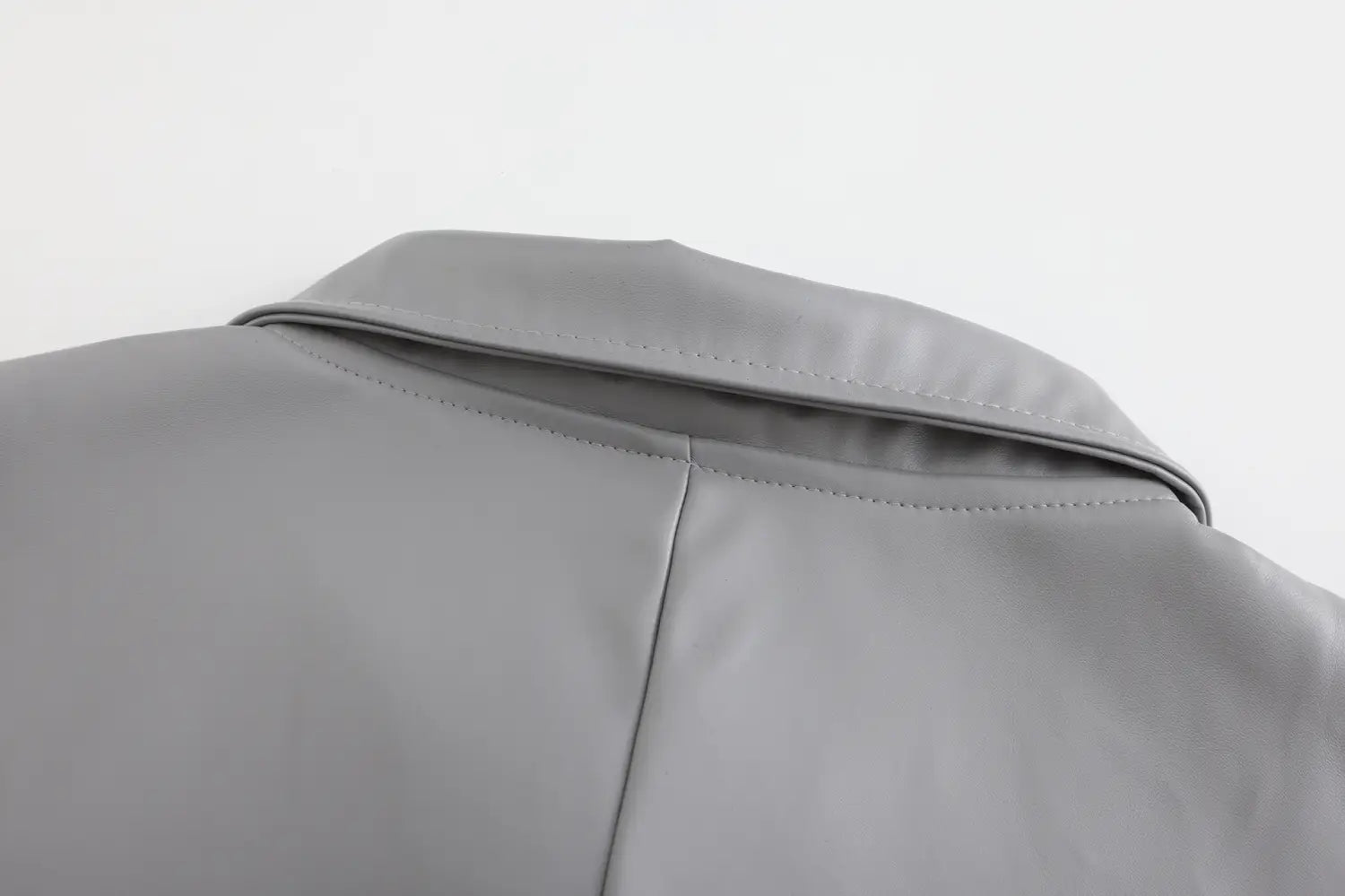 col de veste en simili cuir gris avec couture soignée et finition lisse légèrement brillante sur un long trench-coat en cuir goth pour homme