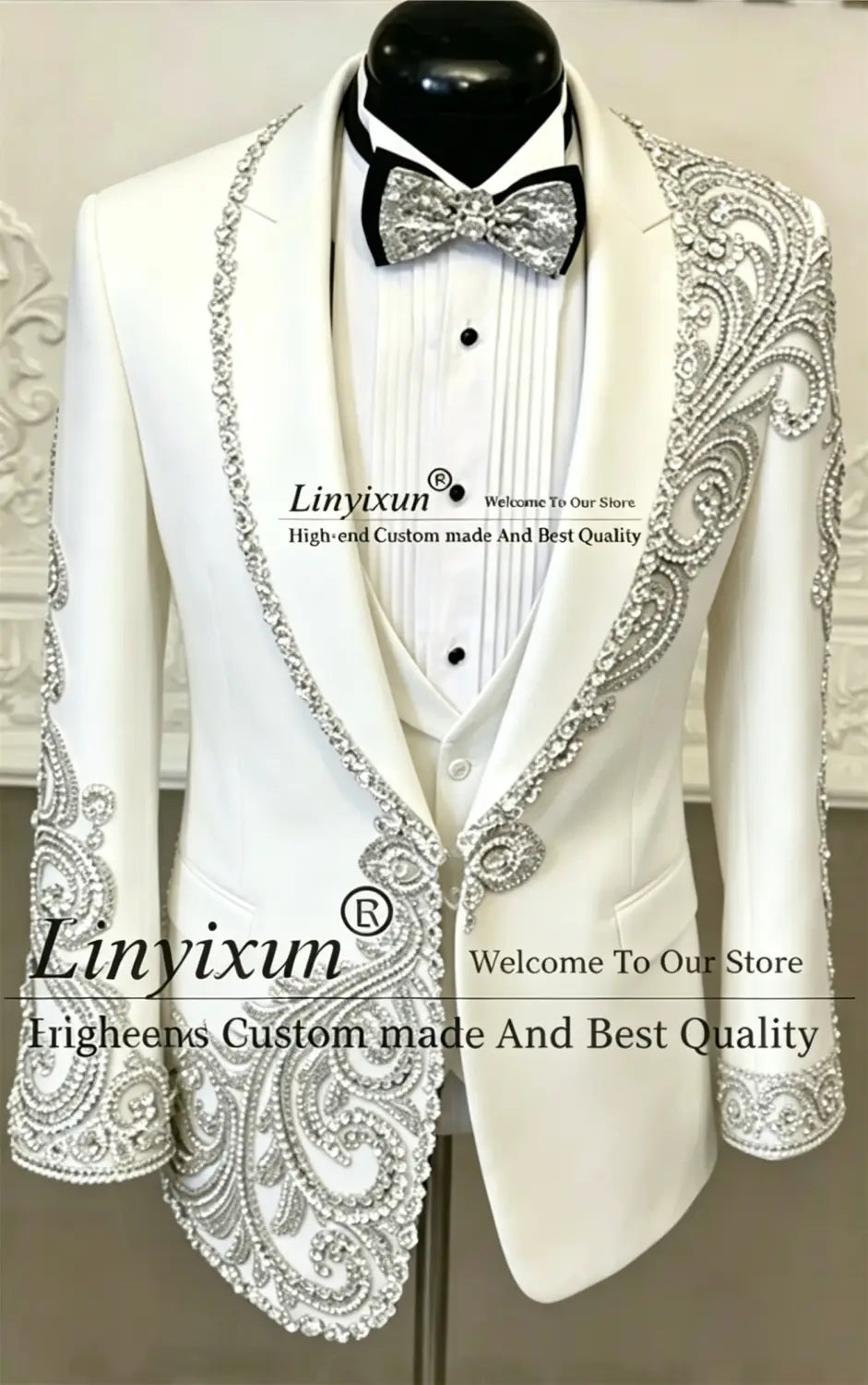 Veste de tuxedo blanche, avec une broderie paisley argentée complexe de perles sur les revers, les épaules et les poignets, présentée dans un costume de tuxedo de mariage pour hommes en velours noir à sequins brodés de perles