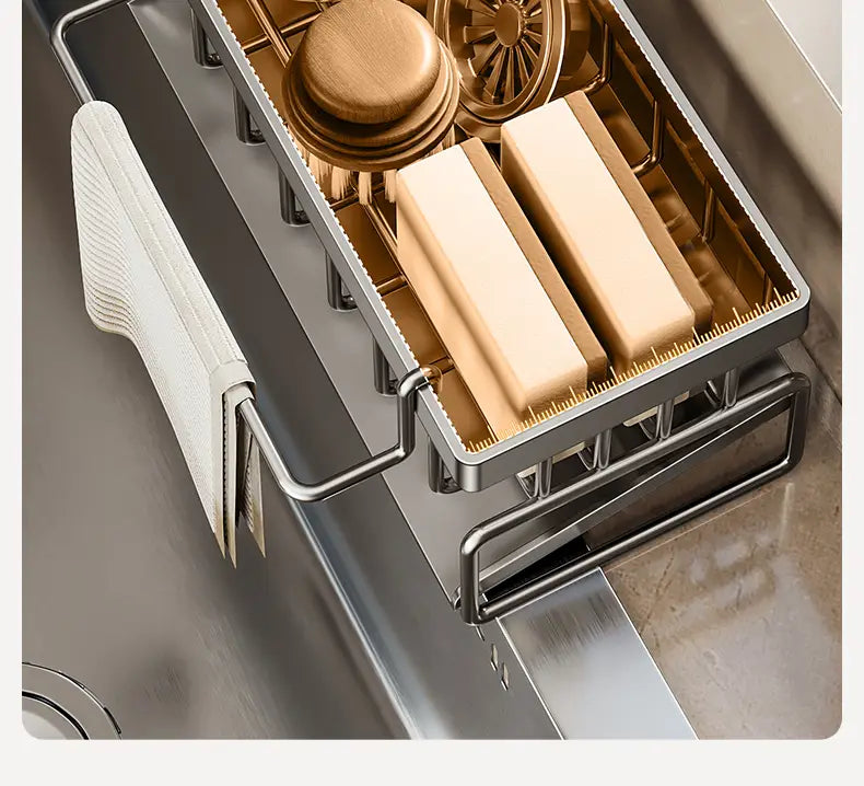 Organizador para fregadero de cocina de acero inoxidable con un diseño moderno y elegante, que sostiene pastillas de jabón y utensilios de cocina.