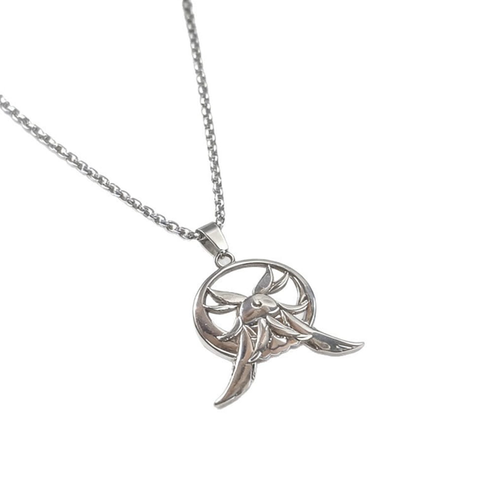 Silbergetönte Anhängerhalskette aus dem Genshin-Impact mit einem detaillierten runden Design und einer kunstvollen geflügelten Figur in der Mitte, geeignet für das Columbina-Cosplay und per Banküberweisung zum Kauf verfügbar.