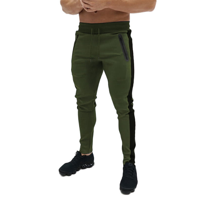 Pantalones cargo de hombre color verde oliva, joggers casuales holgados, con franjas laterales negras y bolsillos con cierre diseñados para uso atlético.