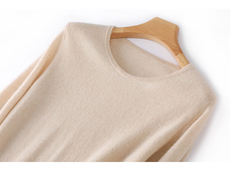 Beiges Wollstrickkleid mit langen Ärmeln und feinem, weichem, strukturiertem Stoff mit einfachem Rundhalsausschnitt.