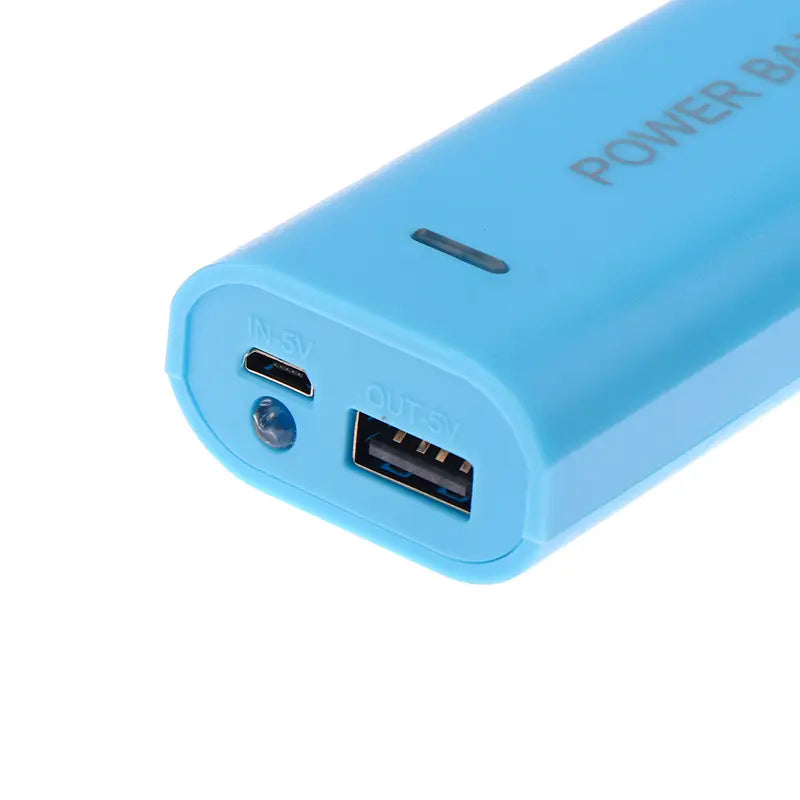 hellblaues Kunststoff-Powerbank-Gehäuse für 2-Zellen-18650-Batterien mit USB-C-Eingangsanschluss und standardmäßigem USB-A-Ausgangsanschluss.