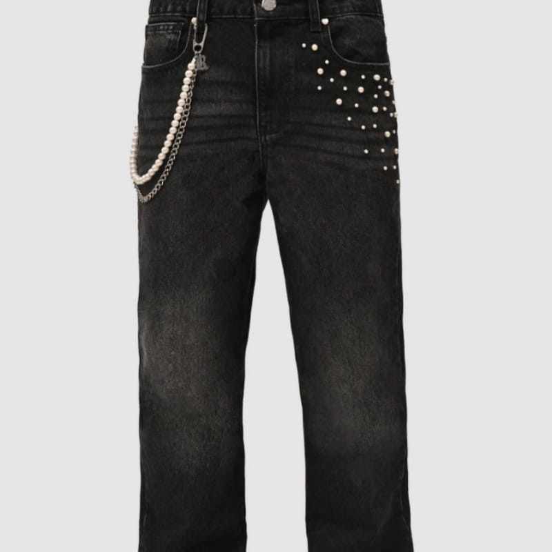 Schwarze Denim-Jeans mit gestapelten, mit Perlen besetzten geraden Beinen, mit weißen Perlnieten entlang der rechten Tasche und einer passenden Perlenkette, die vom Bund herabhängt.
