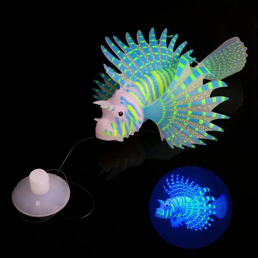 Eine leuchtende neonblaue und grüne künstliche Silikon-Aquarienzierde in Form eines Lippfischs mit pinkfarbenem Kopf und durchscheinenden Flossen, die mit gelben Punkten verziert sind.