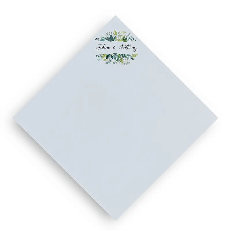 Personalisierte Hochzeits-Konfetti-Tüten in Hellblau mit einem Aquarell-Grünblatt-Design, mit den Namen Juline und Anthony, die oberhalb gedruckt sind, verkauft in einer Packung mit 30 Stück.