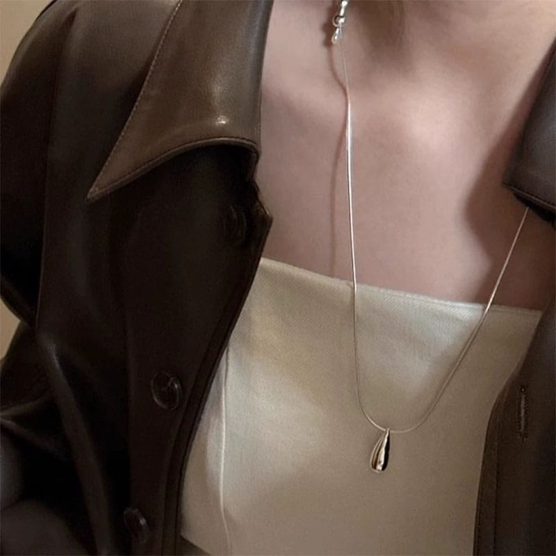 Collier goutte de larmes en argent sterling avec un design minimaliste épuré en joaillerie fine.