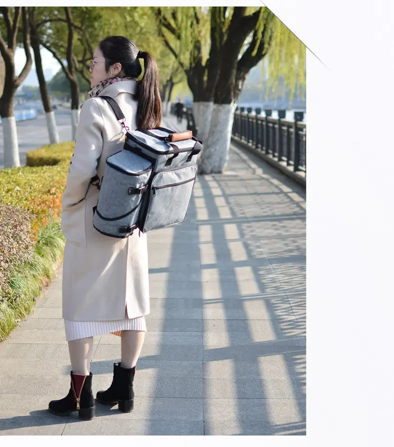 Sac à dos de voyage isotherme pour chien gris, avec accents de bordures noires et poignée en bois, conçu comme sac de voyage pour chien et organisateur approuvé pour le transport aérien
