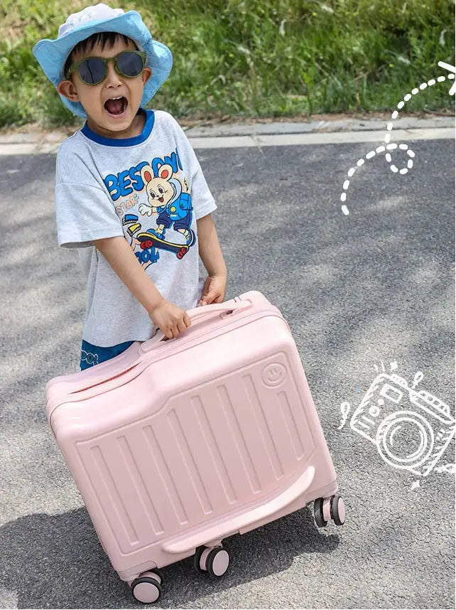 Rosa Hartschalen-Kinderwagenkoffer auf Gepäck mit vier Rädern und einem gerippten Design für einen bequemen Handgepäckgebrauch.