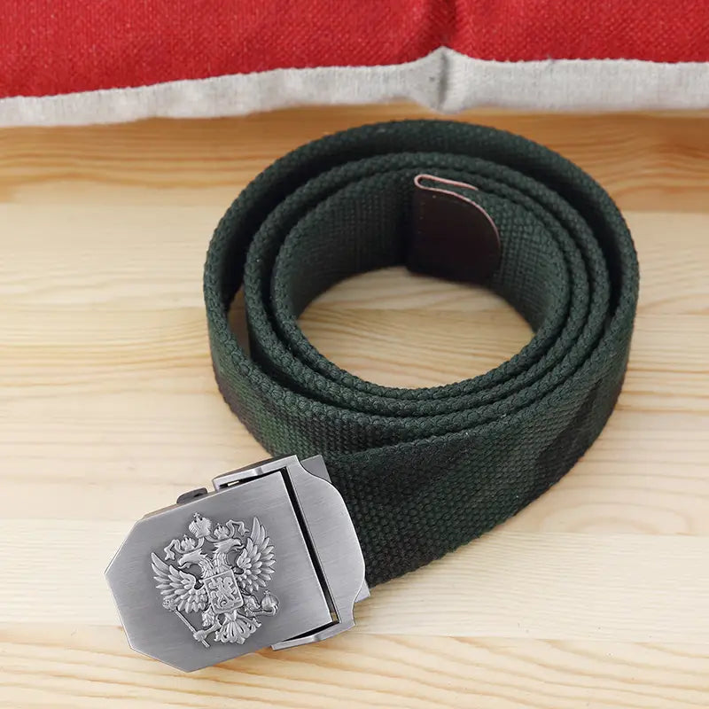 Ceinture tactique en toile vert foncé pour hommes avec une boucle en métal à finition ton argent, présentant un emblème d’aigle russe en relief, conçue pour un usage militaire.