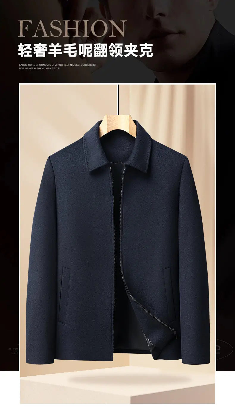 Abrigo de invierno con cierre de cremallera para hombre de 100% lana, en un elegante azul marino con cuello solapado y cierre frontal con cremallera.