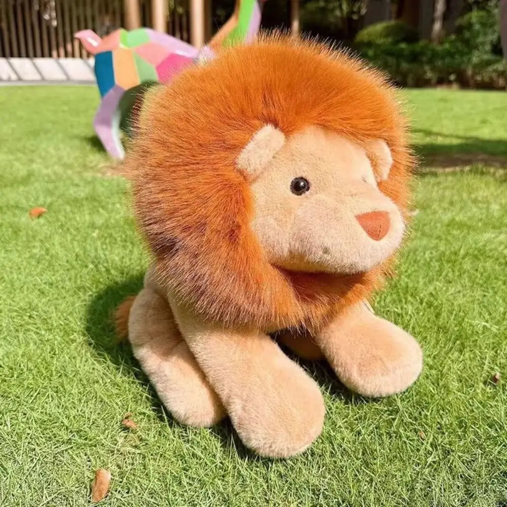 Un lion en peluche moelleux à fourrure orange avec un visage et un museau beiges, assis sur de l’herbe verte, conçu comme un coussin en peluche souple mesurant 15,8 pouces