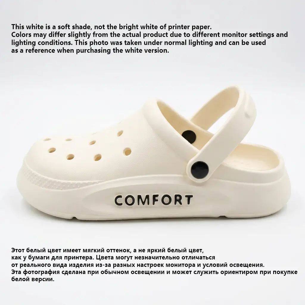 Beige-farbene Eva Slip-on Cushion Clog-Sandale aus Gummi mit schwarzer Komfort-Schriftzug-Aufschrift an der Seite und einem Riemen, der mit einem schwarzen Knopf fixiert wird.