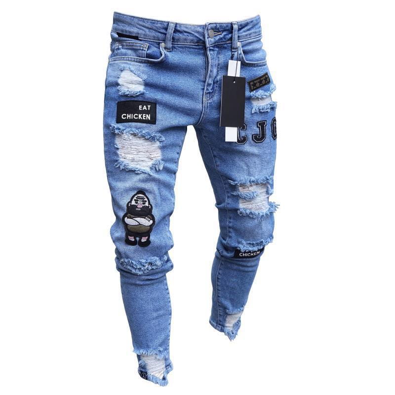 Jeans skinny déchirés slim hip-hop pour hommes, brodés, en denim bleu vieilli, avec des genoux déchirés, un patch de dessin animé représentant une silhouette penchée avec les bras croisés sur la cuisse, et des patchs brodés noirs indiquant « eat chicken » près de la ceinture.