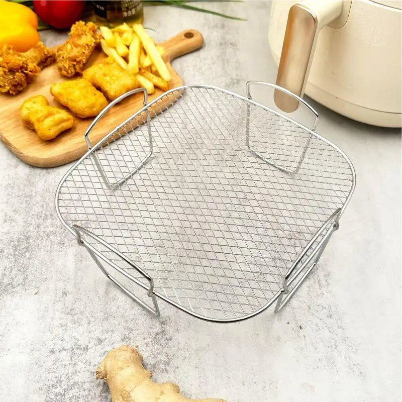 Silberner Luftfritteusen-Grillrost aus Edelstahl, stapelbar mit einem Korbdesign aus Maschenstruktur und zwei seitlichen Griffen für ein leichtes Anheben.