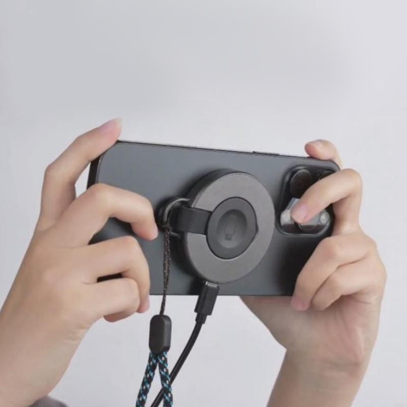 Schwarzer magnetischer Telefonhalter mit geflochtenem Riemen und angebrachtem Ladekabel auf der Rückseite einer drahtlosen Magnetladestation 3-in-1