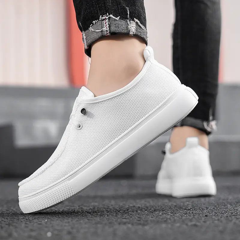 Chaussures de type mocassins décontractées pour hommes en blanc, avec tige en toile en maille, semelle en caoutchouc blanc épaisse et œillets noirs conçus pour un usage décontracté.