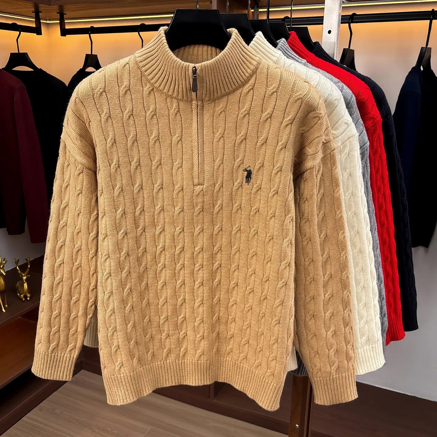 Beiger Herren-Strickpullover mit halbem Reißverschluss aus Zopfmuster, mit geripptem Kragen und dem ikonischen Polo-Ralph-Lauren-Logo, bestickt auf der Brust.