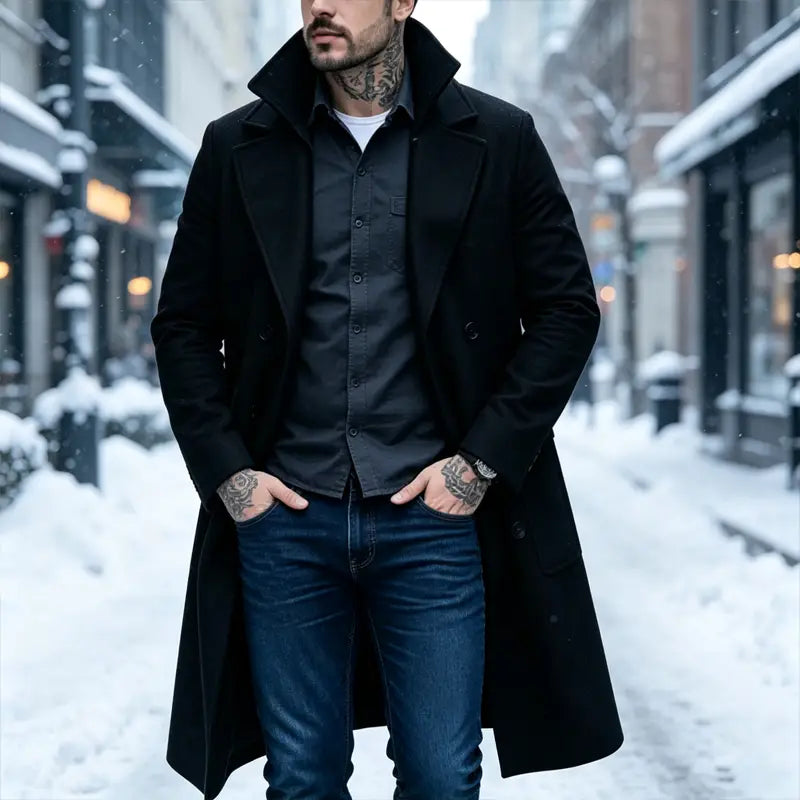 Un manteau long noir en laine mélangée, à double boutonnage, coupe ajustée slim, avec un design classique de revers à encoches.