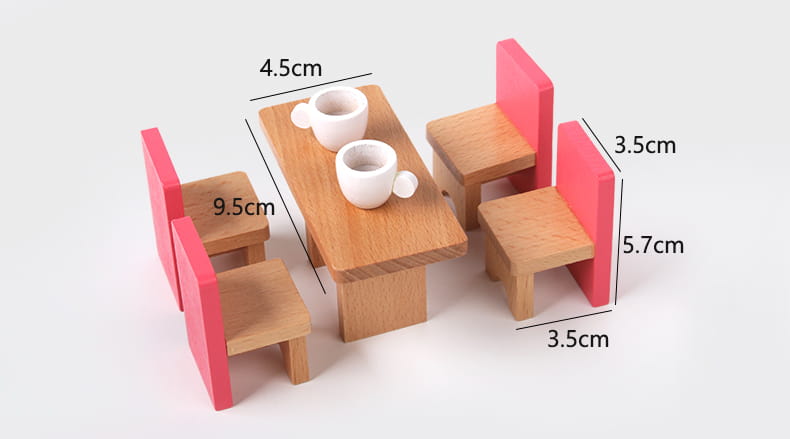 Holz-Puppenhaus-Möbelset mit einem Holztisch, rosa Rückenlehnenstühlen und zwei weißen Porzellantassen für Kinder als Miniaturspielzeug.