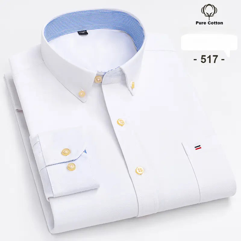 Chemise habillée Oxford blanche pour hommes, boutonnée, coupe slim, en coton 100 %, avec boutons dorés, doublure intérieure de col à rayures bleues et blanches, et un petit logo rouge, blanc et noir sur la poitrine, côté gauche.